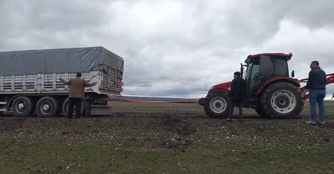 Kars’ta yem ve gübre yüklü tır köy yolunda mahsur kaldı
