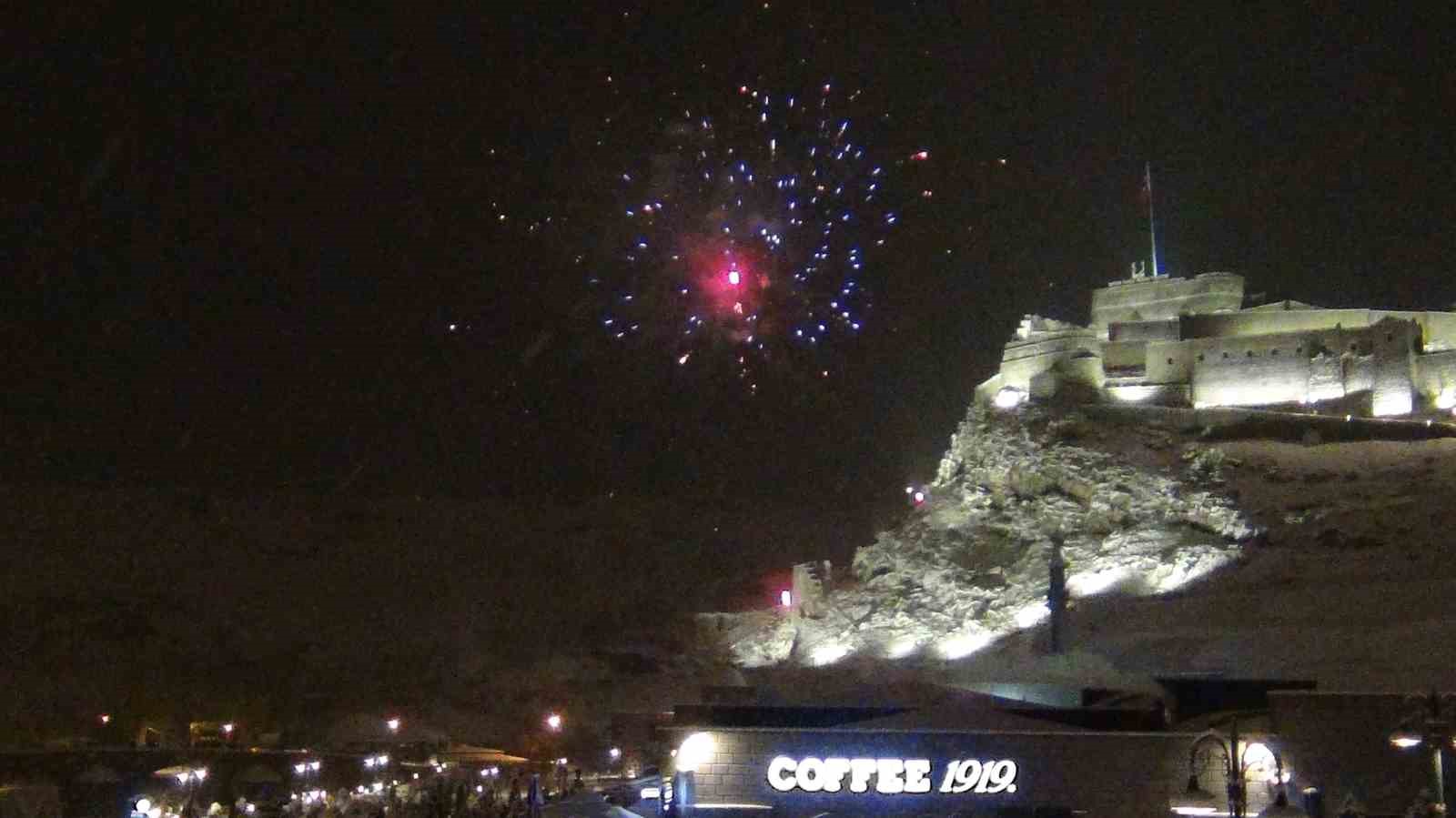 Kars’ta yeni yıl coşkusu: Lapa lapa kar altında halay
