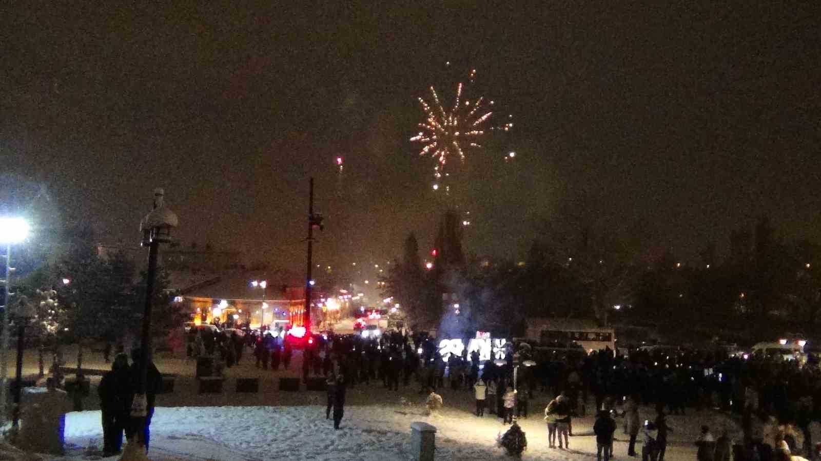 Kars’ta yeni yıl coşkusu: Lapa lapa kar altında halay
