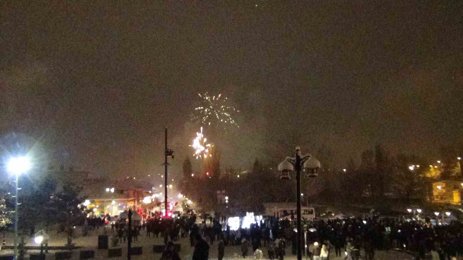 Kars’ta yeni yıl coşkusu: Lapa lapa kar altında halay
