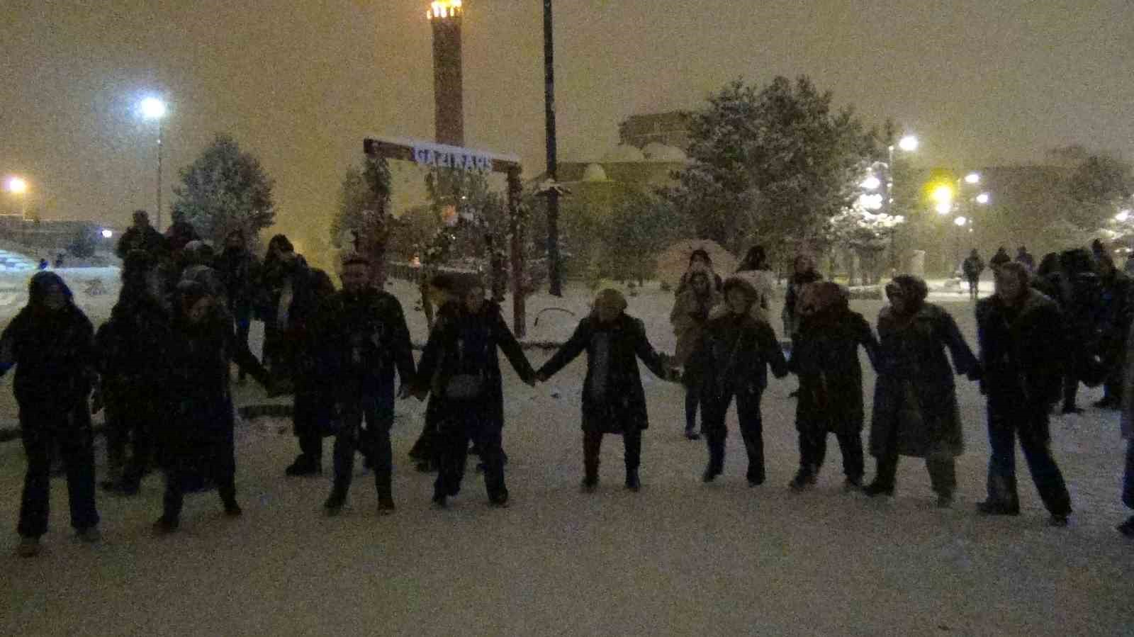 Kars’ta yeni yıl coşkusu: Lapa lapa kar altında halay
