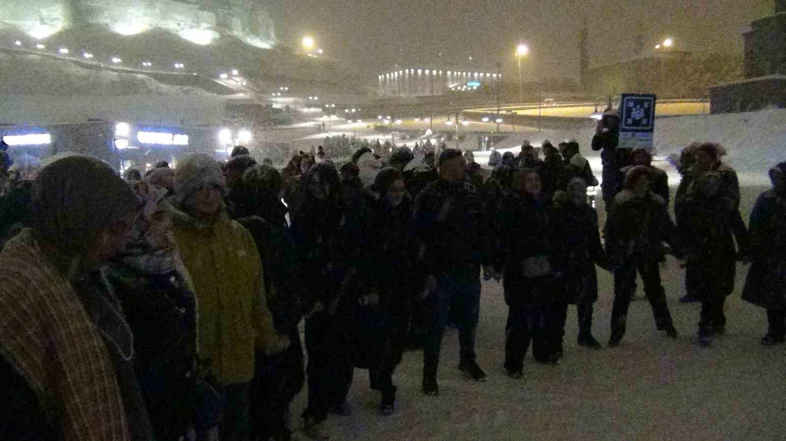 Kars’ta yeni yıl coşkusu: Lapa lapa kar altında halay
