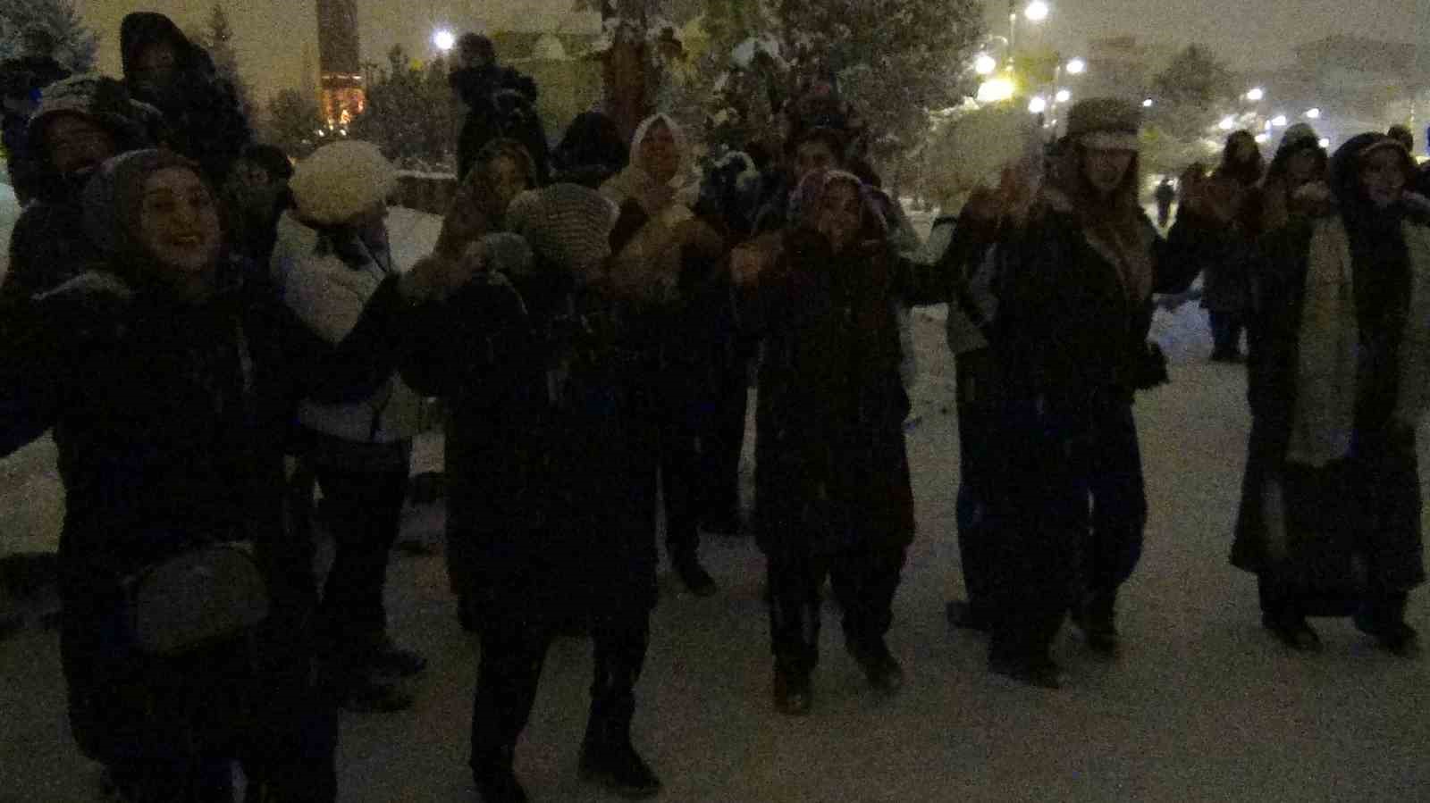 Kars’ta yeni yıl coşkusu: Lapa lapa kar altında halay
