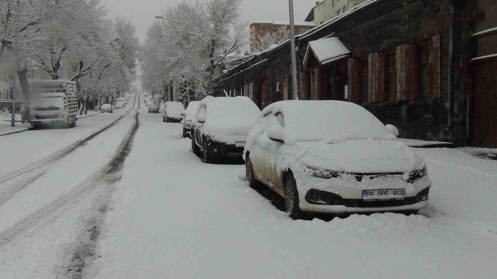 Kars’ta yer gök beyaz: Kar kalınlığı 30 santimi aştı
