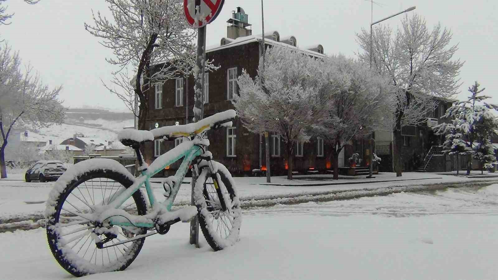 Kars’ta yer gök beyaz: Kar kalınlığı 30 santimi aştı
