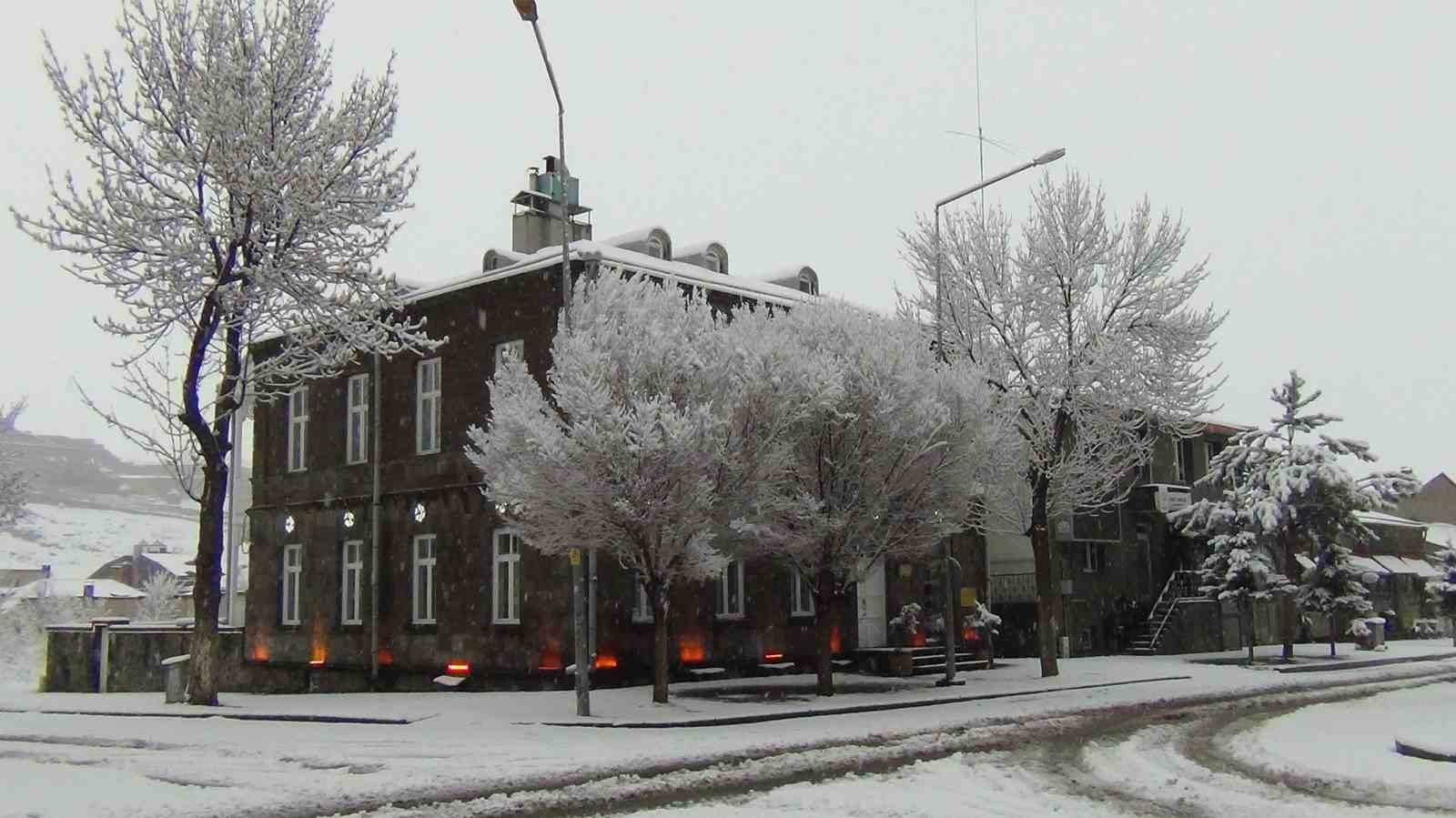 Kars’ta yer gök beyaz: Kar kalınlığı 30 santimi aştı
