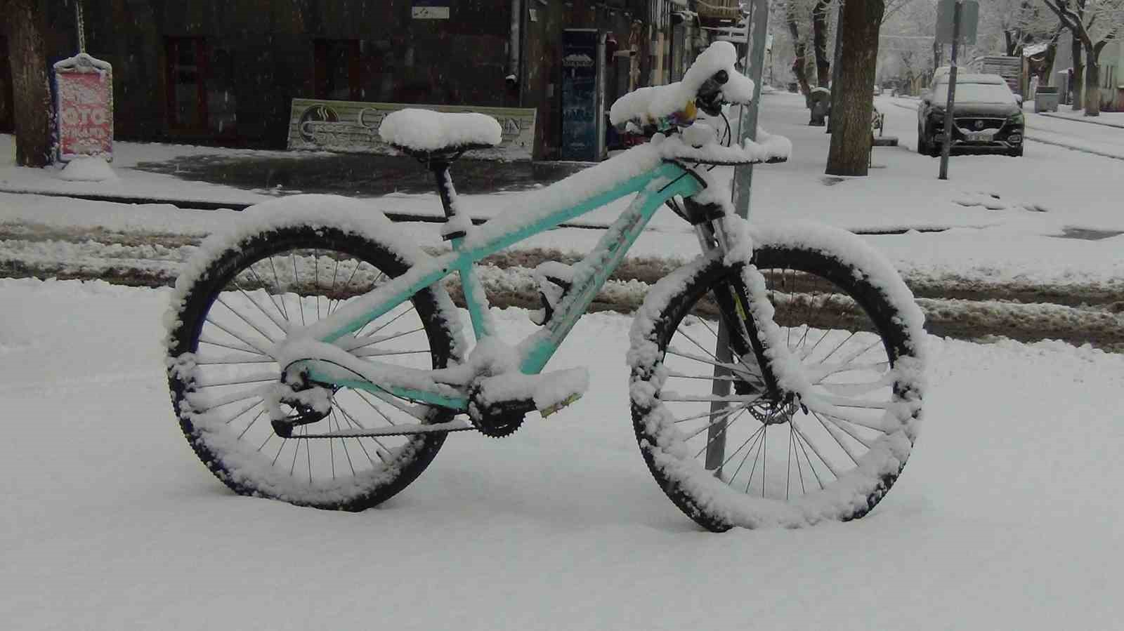 Kars’ta yer gök beyaz: Kar kalınlığı 30 santimi aştı
