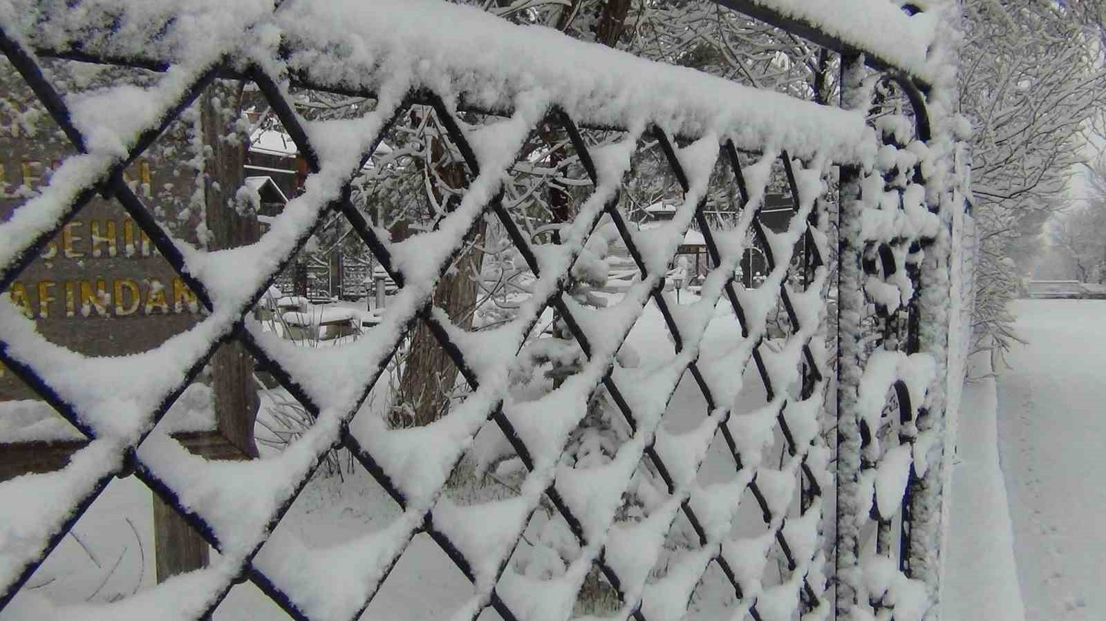 Kars’ta yer gök beyaz: Kar kalınlığı 30 santimi aştı
