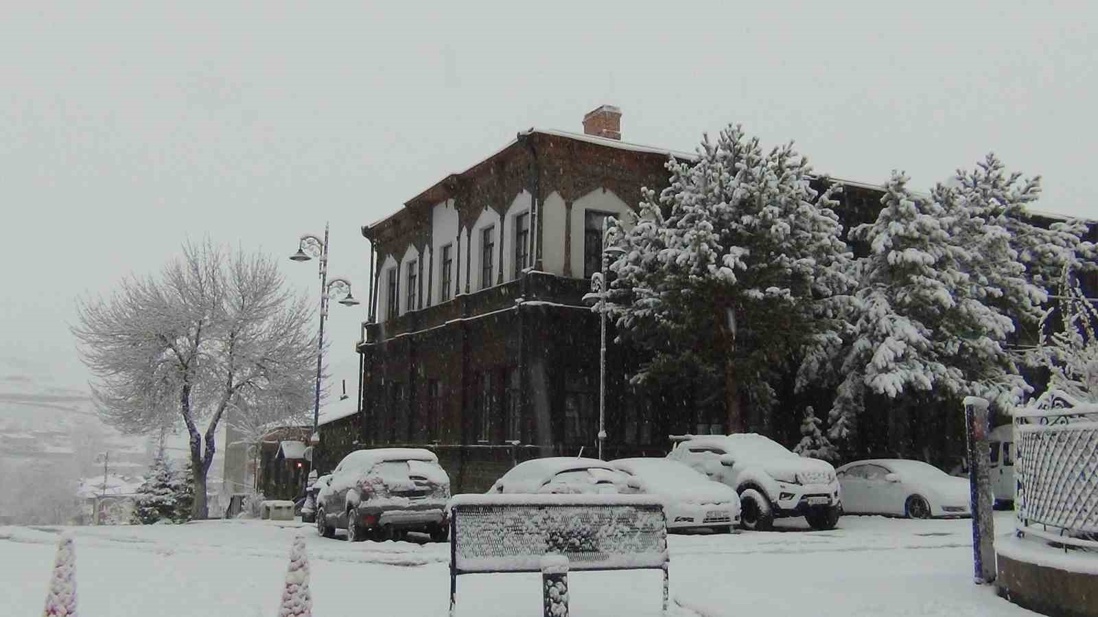 Kars’ta yer gök beyaz: Kar kalınlığı 30 santimi aştı
