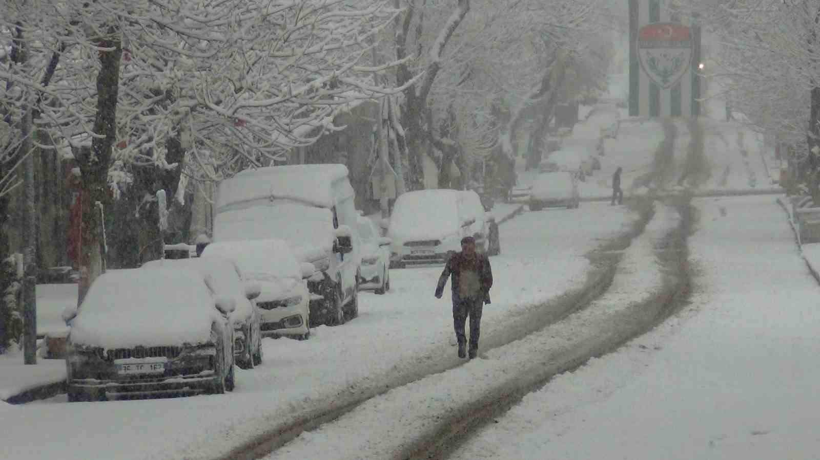 Kars’ta yer gök beyaz: Kar kalınlığı 30 santimi aştı
