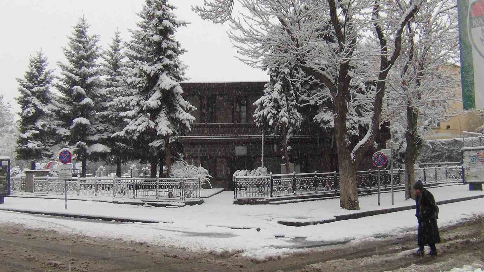 Kars’ta yer gök beyaz: Kar kalınlığı 30 santimi aştı
