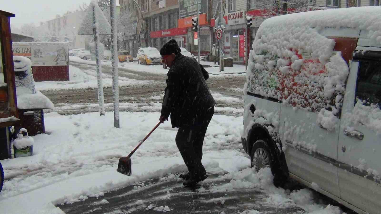 Kars’ta yer gök beyaz: Kar kalınlığı 30 santimi aştı
