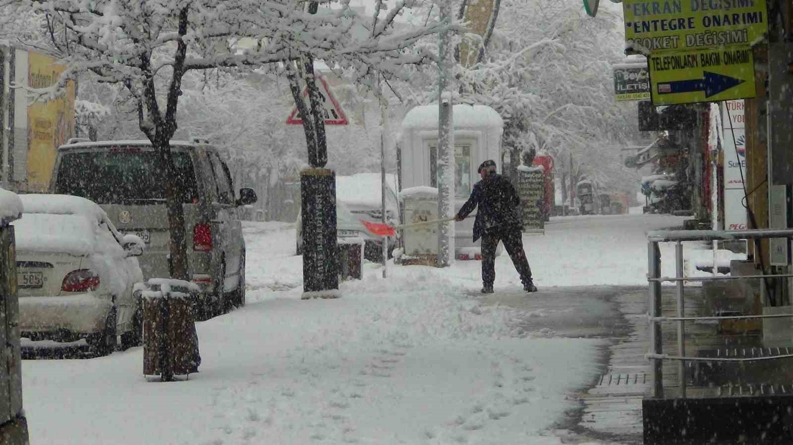 Kars’ta yer gök beyaz: Kar kalınlığı 30 santimi aştı
