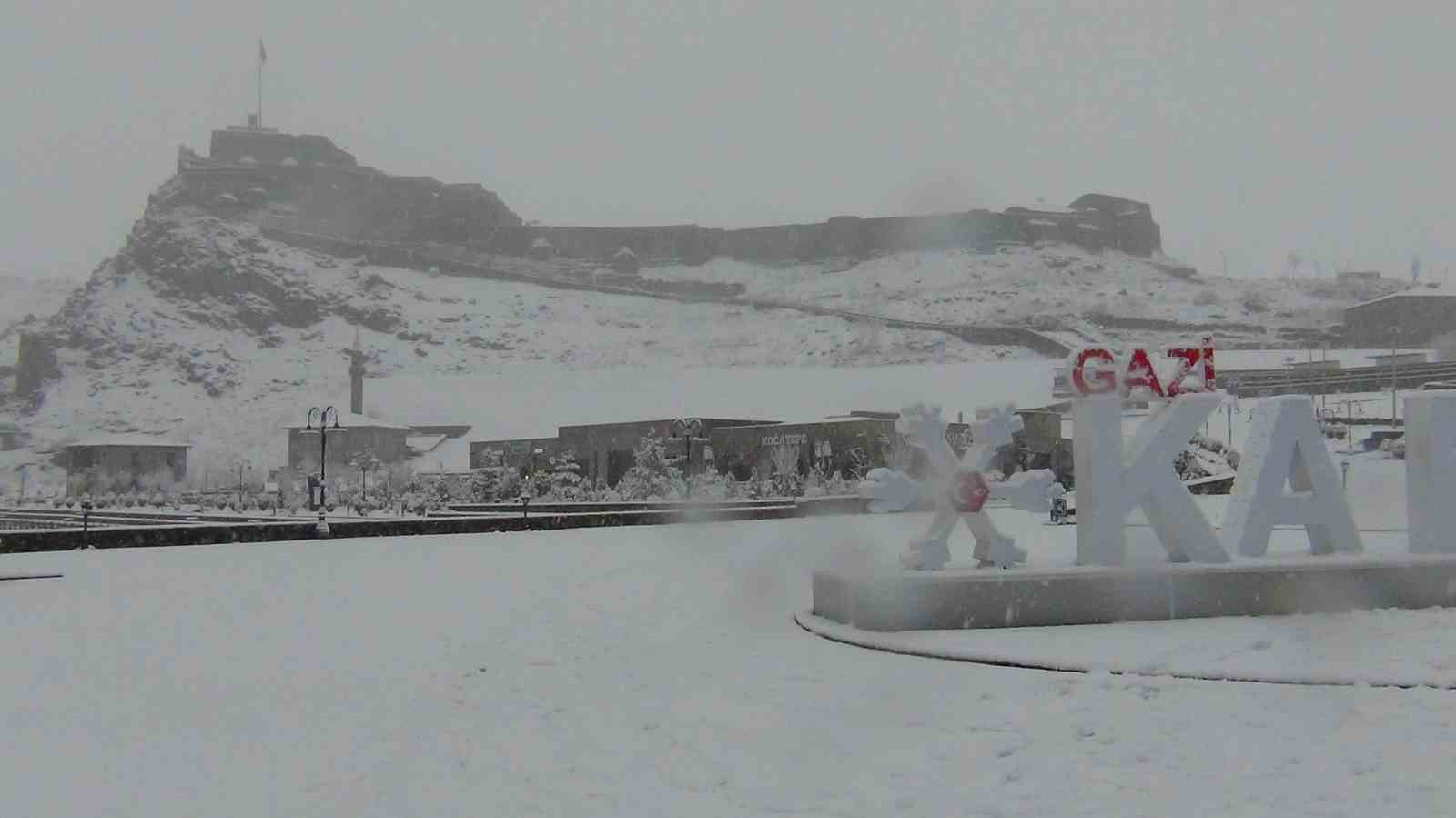 Kars’ta yer gök beyaz: Kar kalınlığı 30 santimi aştı
