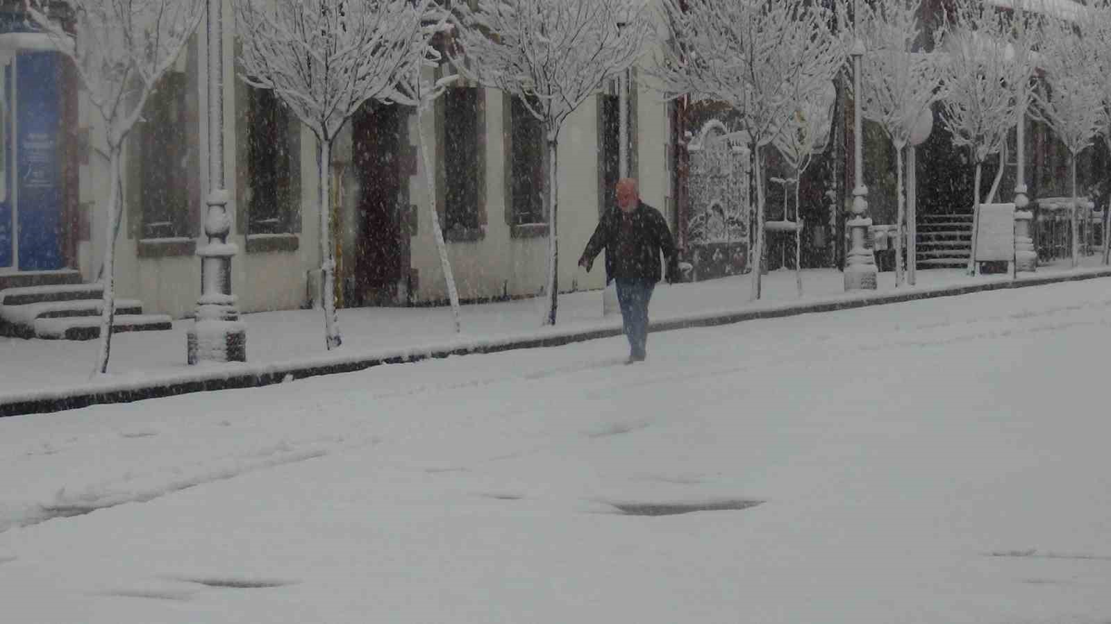 Kars’ta yer gök beyaz: Kar kalınlığı 30 santimi aştı
