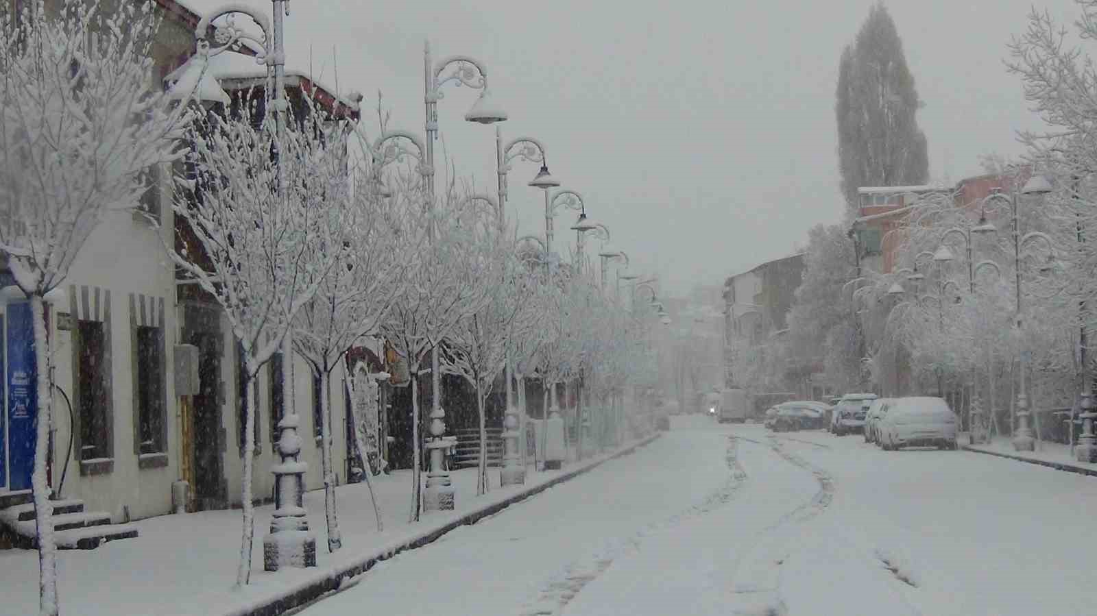 Kars’ta yer gök beyaz: Kar kalınlığı 30 santimi aştı
