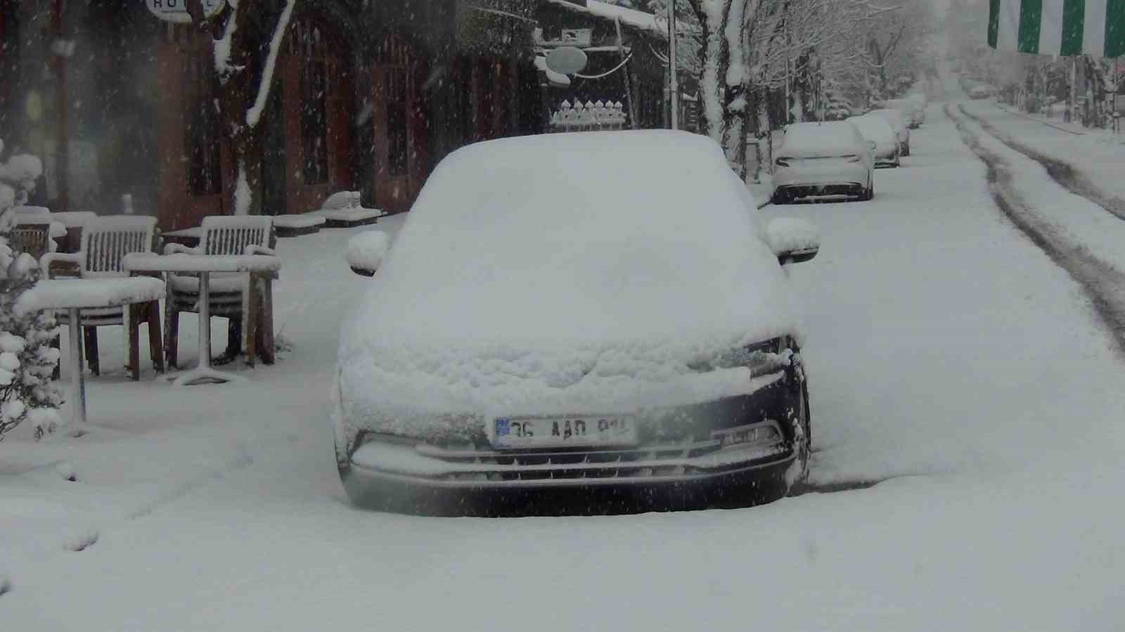 Kars’ta yer gök beyaz: Kar kalınlığı 30 santimi aştı
