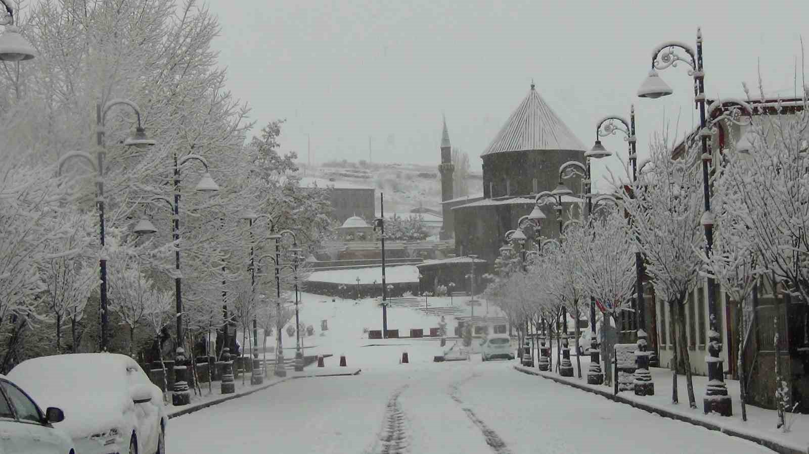 Kars’ta yer gök beyaz: Kar kalınlığı 30 santimi aştı
