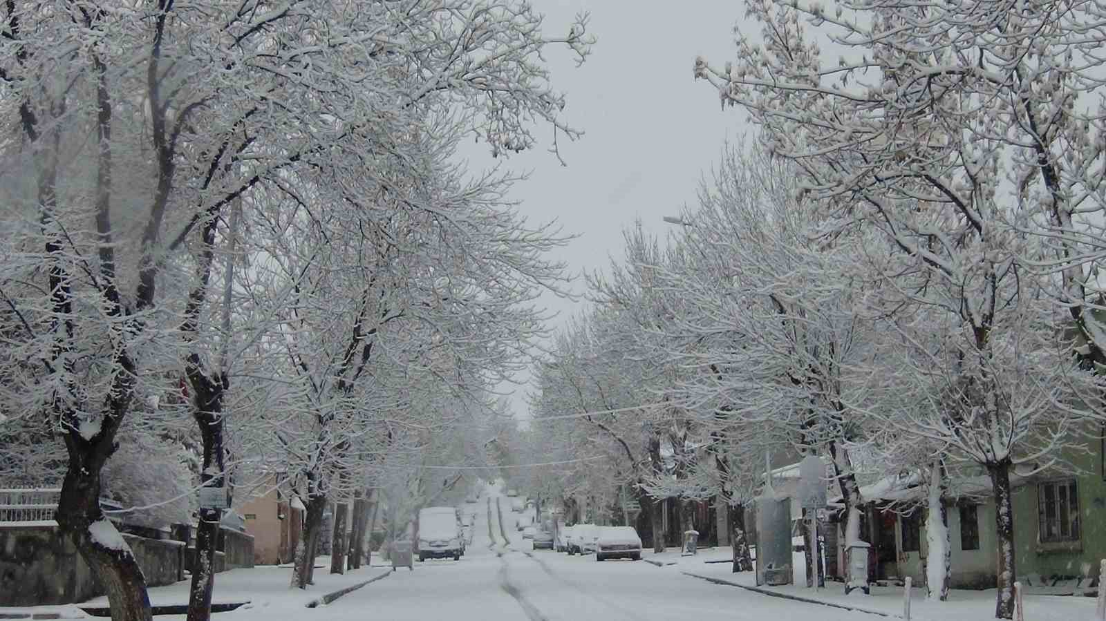 Kars’ta yer gök beyaz: Kar kalınlığı 30 santimi aştı
