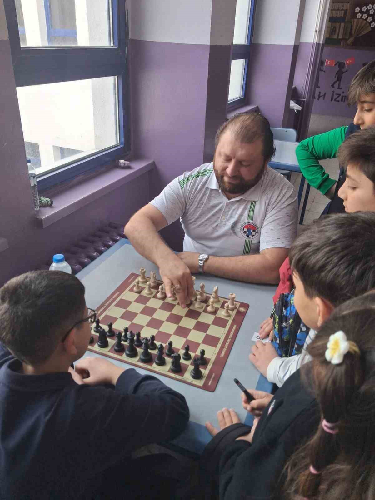 Kars’ta Yeşilay Haftası’na özel satranç turnuvası yoğun ilgi gördü
Kars’ta Yeşilay Haftası’na özel satranç turnuvası yoğun ilgi gördü