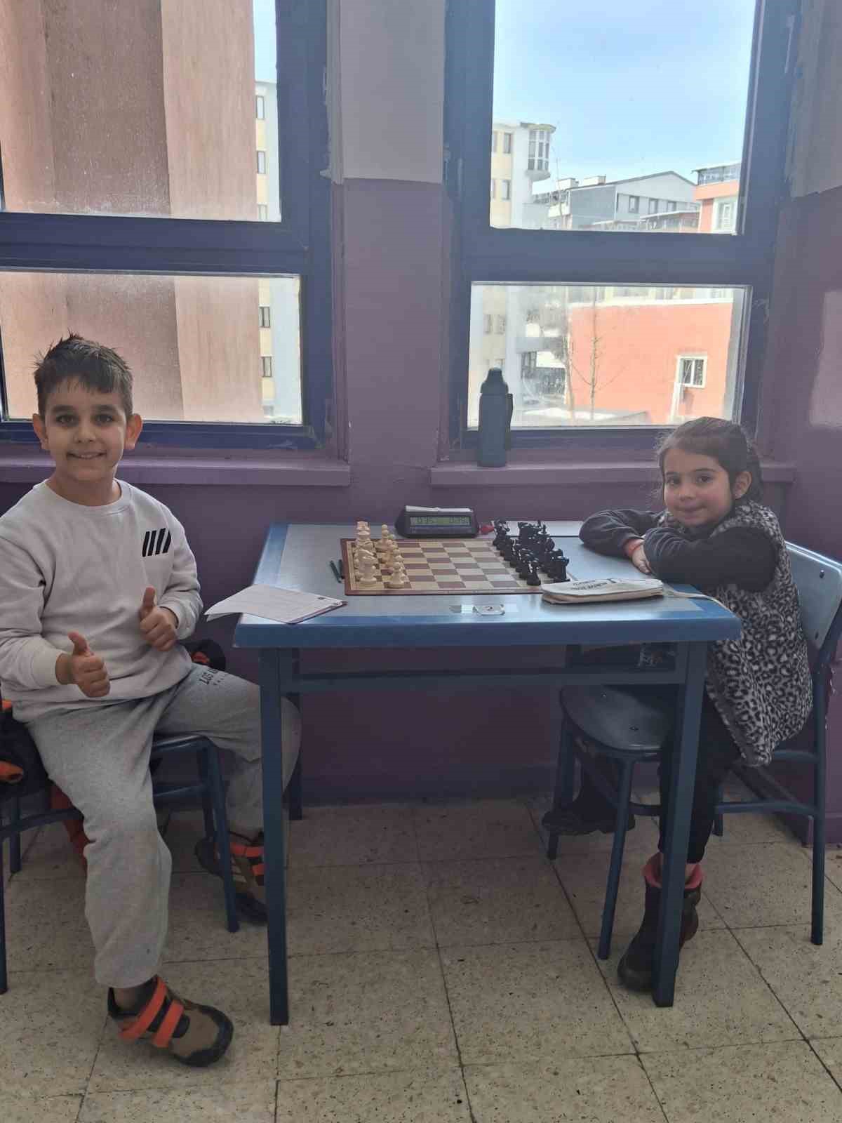 Kars’ta Yeşilay Haftası’na özel satranç turnuvası yoğun ilgi gördü
Kars’ta Yeşilay Haftası’na özel satranç turnuvası yoğun ilgi gördü