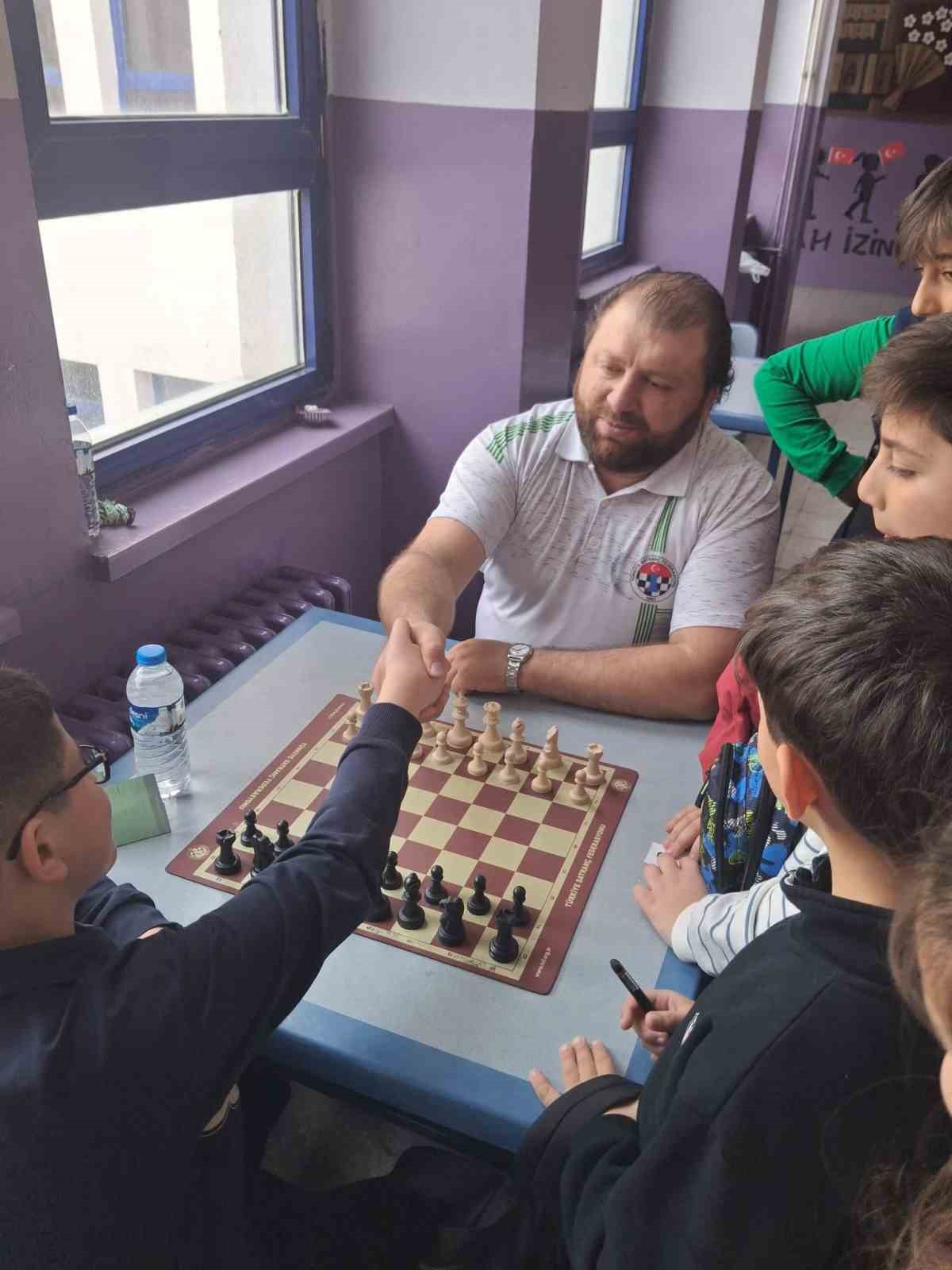 Kars’ta Yeşilay Haftası’na özel satranç turnuvası yoğun ilgi gördü
Kars’ta Yeşilay Haftası’na özel satranç turnuvası yoğun ilgi gördü