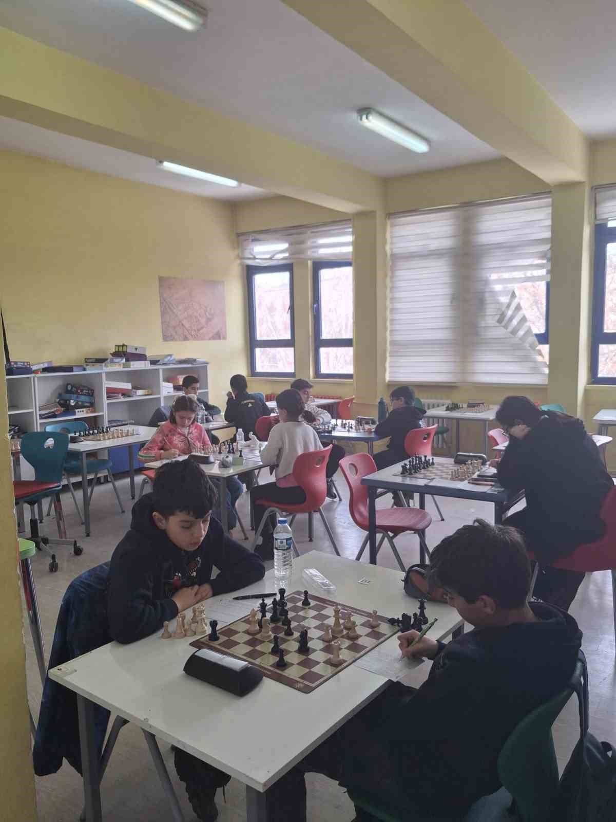 Kars’ta Yeşilay Haftası’na özel satranç turnuvası yoğun ilgi gördü
Kars’ta Yeşilay Haftası’na özel satranç turnuvası yoğun ilgi gördü