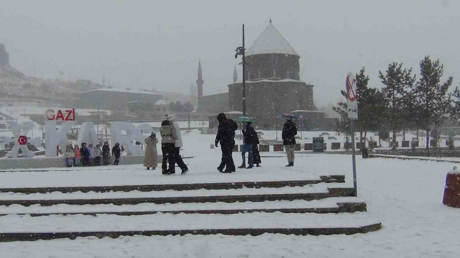 Kars’ta yoğun kar yağışı: Vatandaşlar kar altında halay çekti

