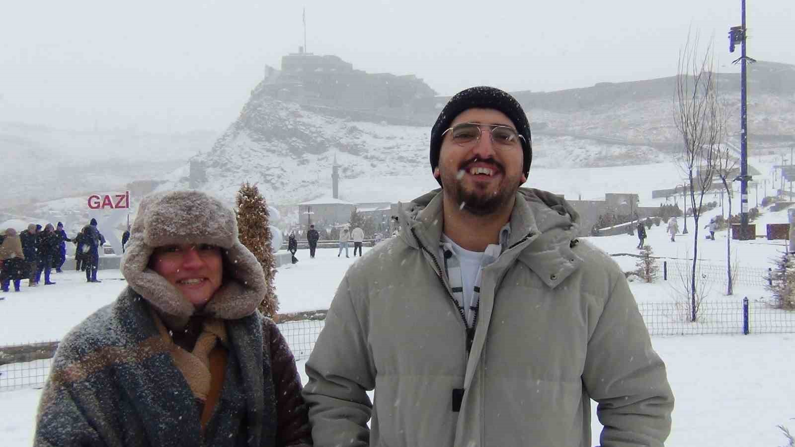 Kars’ta yoğun kar yağışı: Vatandaşlar kar altında halay çekti
