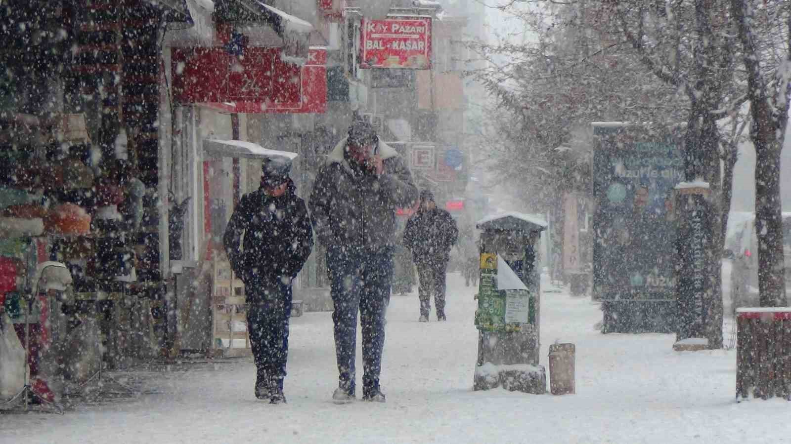 Kars’ta yoğun kar yağışı: Vatandaşlar kar altında halay çekti
