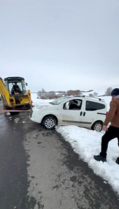 Kars’ta yoldan çıkan hafif ticari araç şarampole düştü

