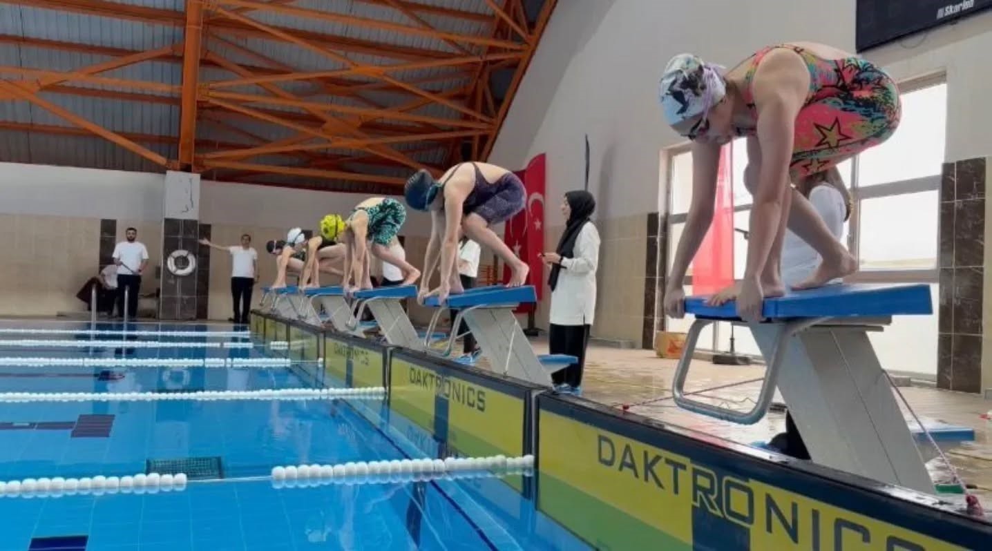 Kars’ta yüzme şöleni: Minik sporcular yarı final biletini aldı
