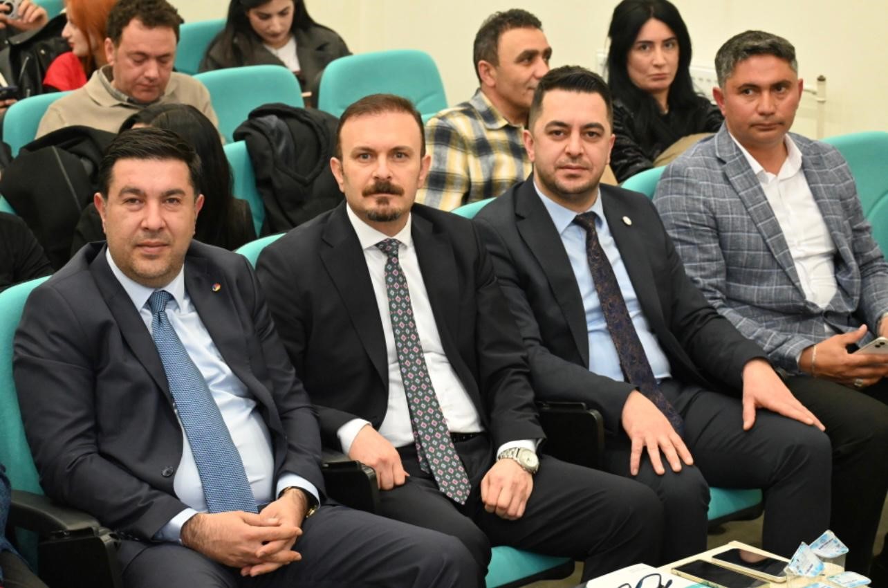 Kars’ta, "Zirvede Kadın" paneli yoğun ilgi gördü
Kars’ta, "Zirvede Kadın" paneli yoğun ilgi gördü