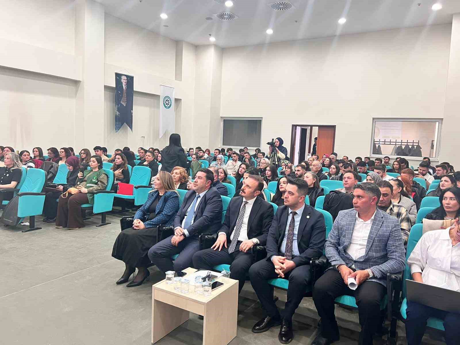 Kars’ta, "Zirvede Kadın" paneli yoğun ilgi gördü
Kars’ta, "Zirvede Kadın" paneli yoğun ilgi gördü