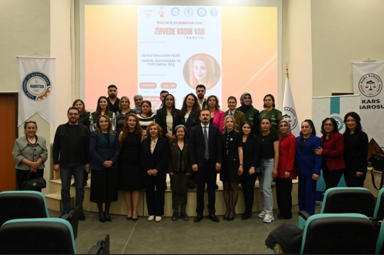 Kars’ta, "Zirvede Kadın" paneli yoğun ilgi gördü
Kars’ta, "Zirvede Kadın" paneli yoğun ilgi gördü