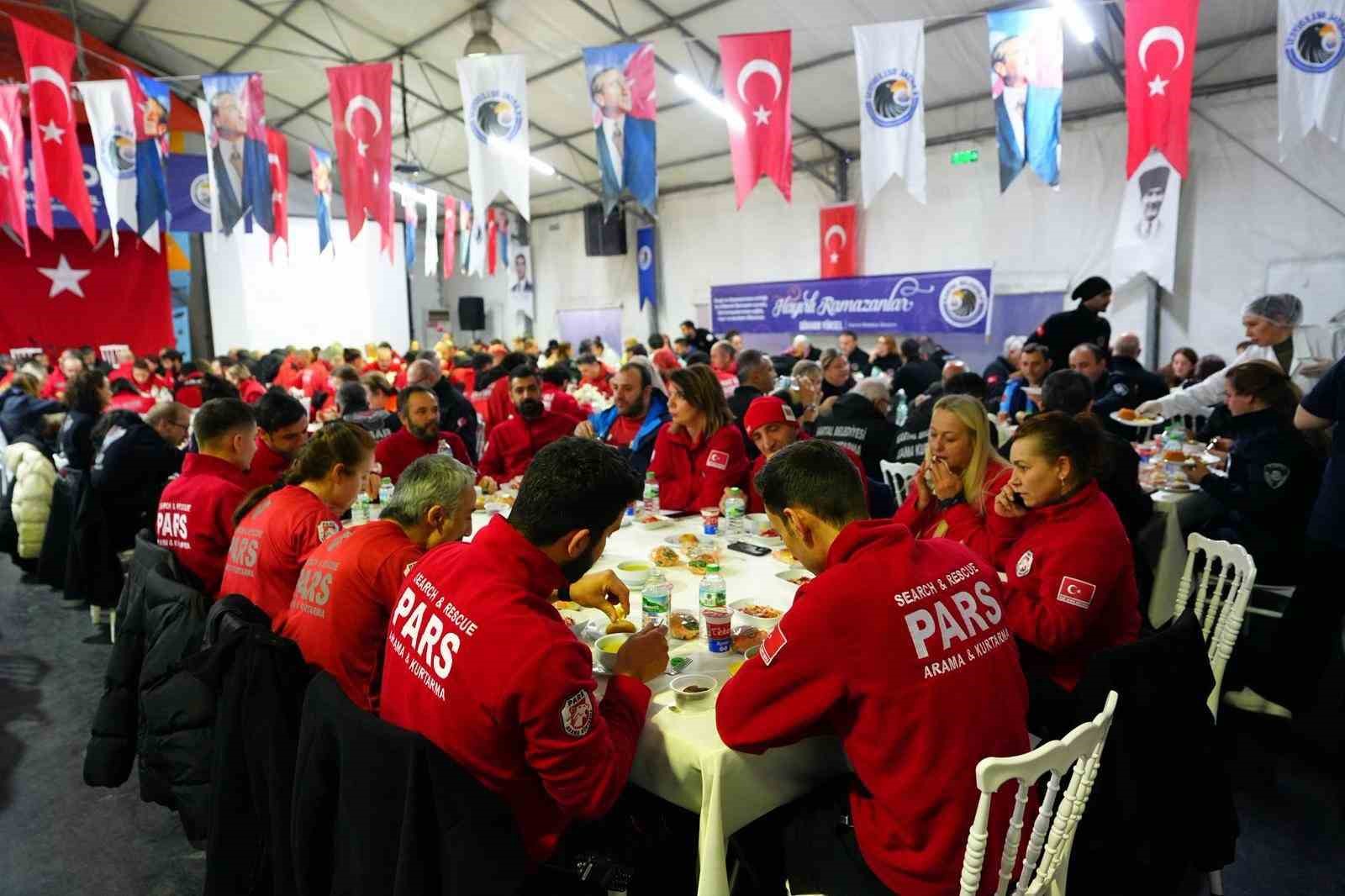 Kartal Belediyesi, Afet ve Arama Kurtarma ekiplerini iftar sofrasında buluşturdu
Kartal Belediyesi, Afet ve Arama Kurtarma ekiplerini iftar sofrasında buluşturdu