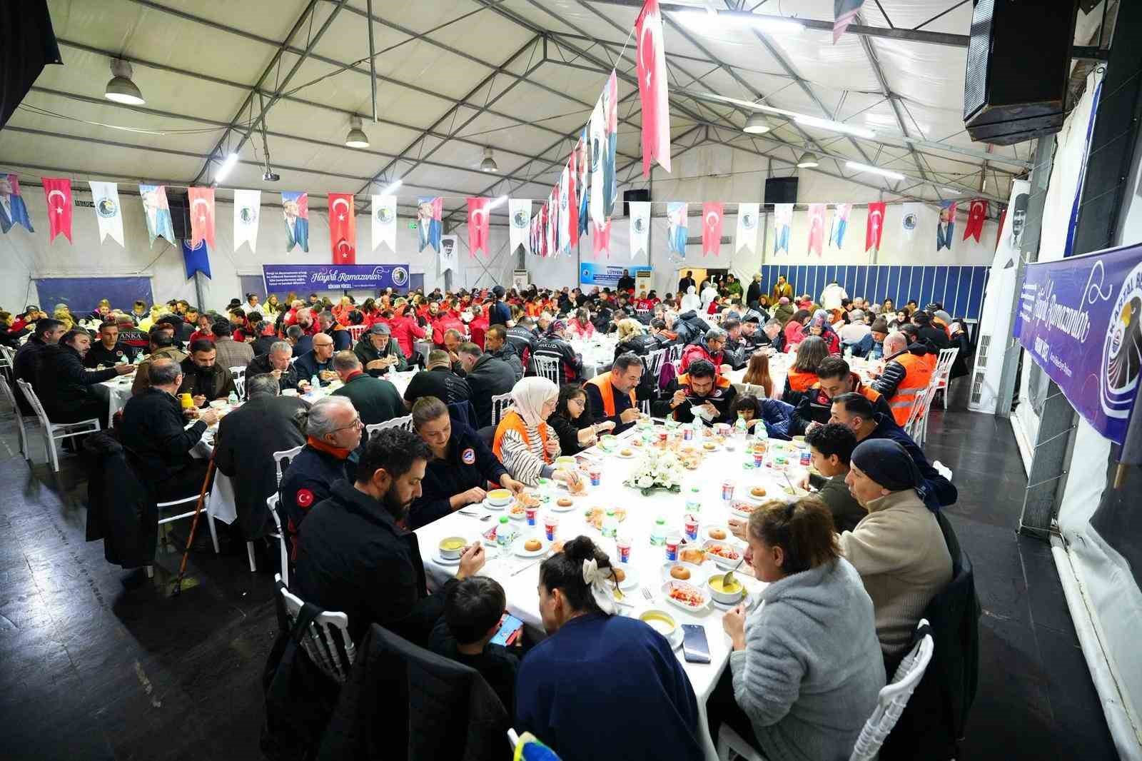 Kartal Belediyesi, Afet ve Arama Kurtarma ekiplerini iftar sofrasında buluşturdu
Kartal Belediyesi, Afet ve Arama Kurtarma ekiplerini iftar sofrasında buluşturdu