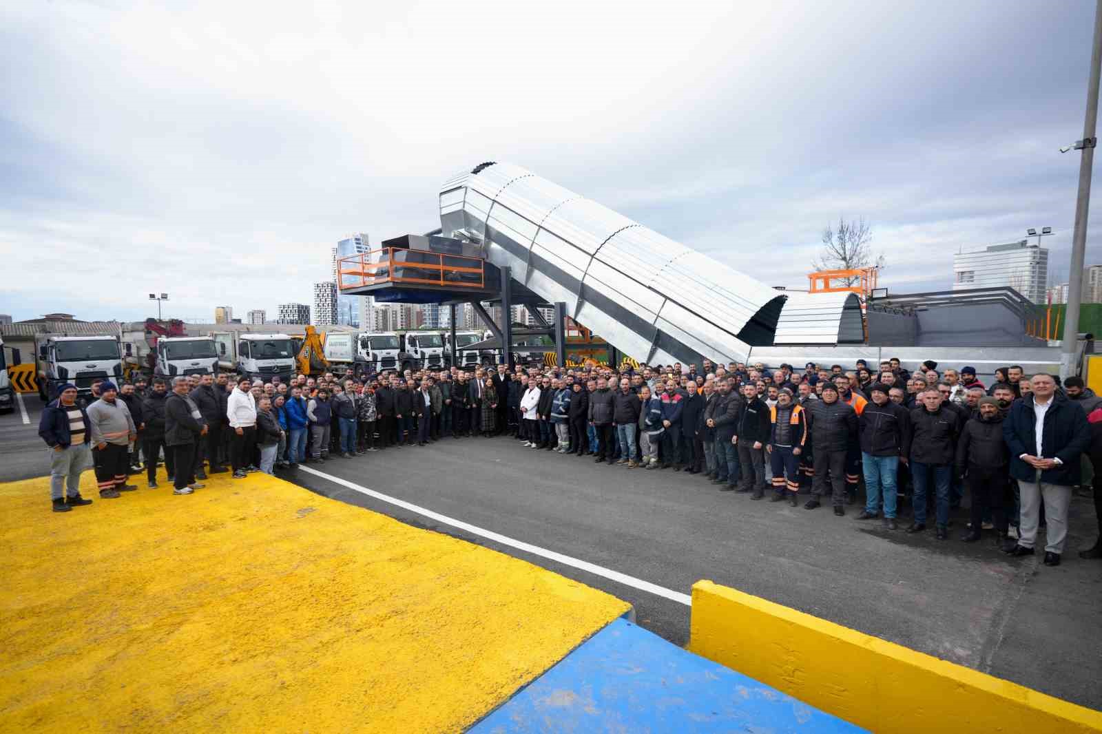 Kartal Belediyesi çalışanları yeni yılı birlikte karşıladı
Kartal Belediyesi çalışanları yeni yılı birlikte karşıladı