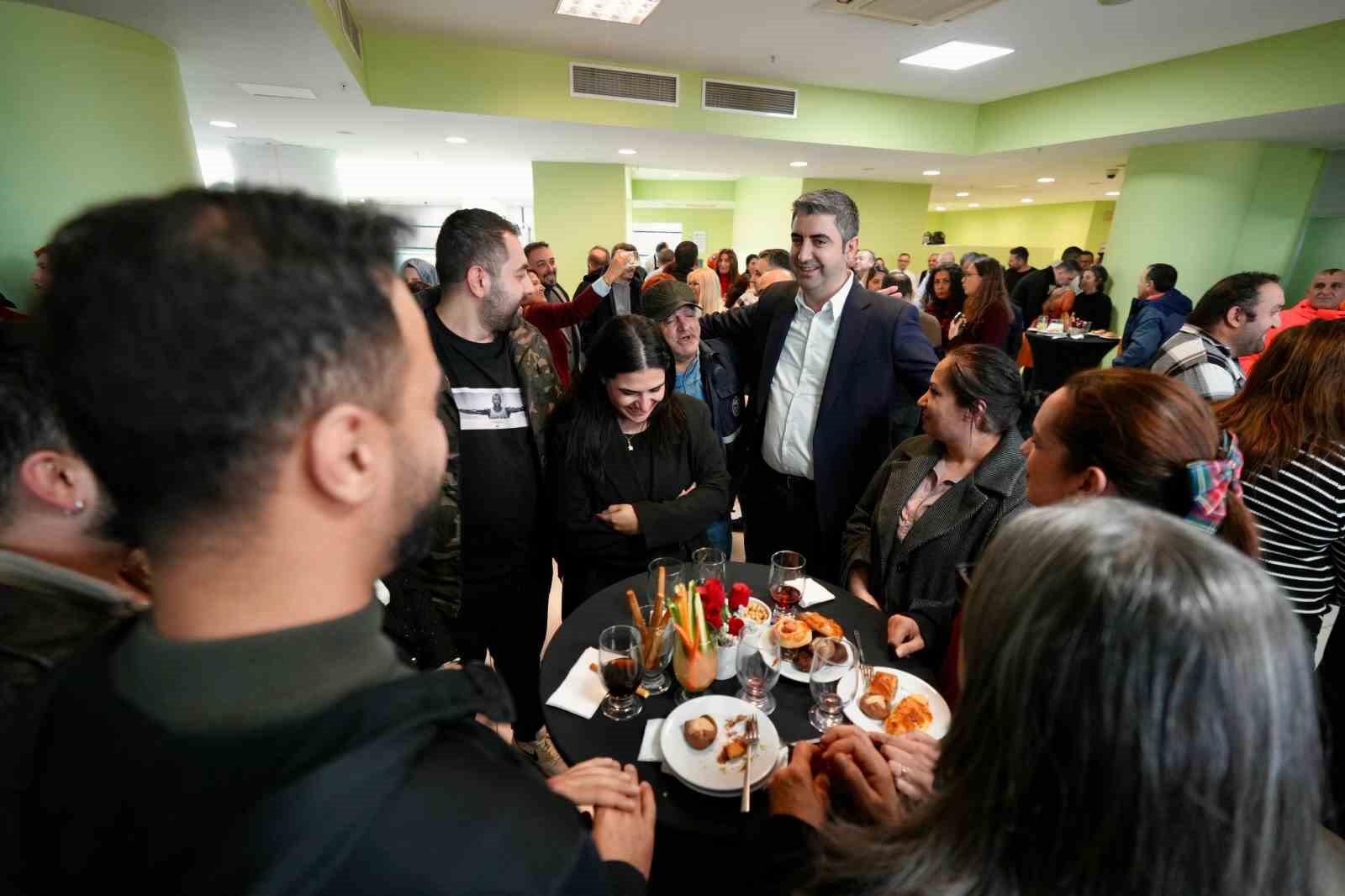 Kartal Belediyesi çalışanları yeni yılı birlikte karşıladı
Kartal Belediyesi çalışanları yeni yılı birlikte karşıladı