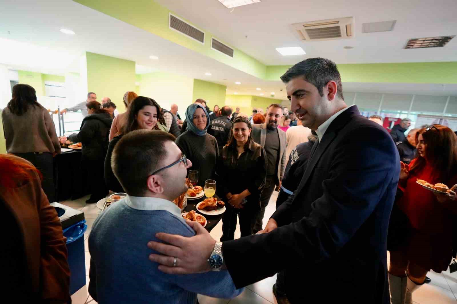 Kartal Belediyesi çalışanları yeni yılı birlikte karşıladı
Kartal Belediyesi çalışanları yeni yılı birlikte karşıladı