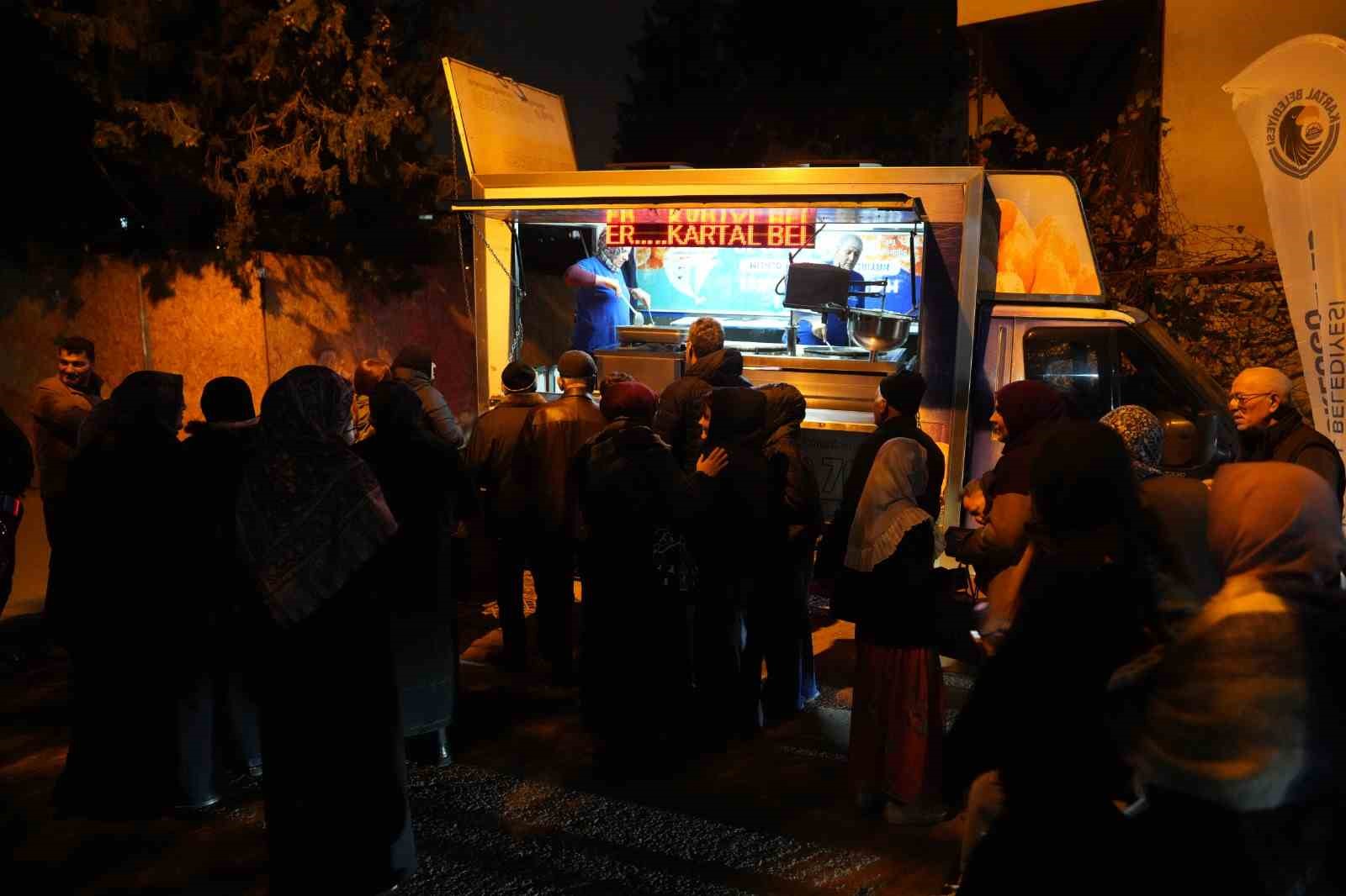 Kartal Belediyesi’nden miraç kandili dolayısıyla vatandaşlara lokma ikramı
