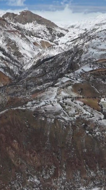 Kartal droneyi havada kaptı, zirvede bıraktı
