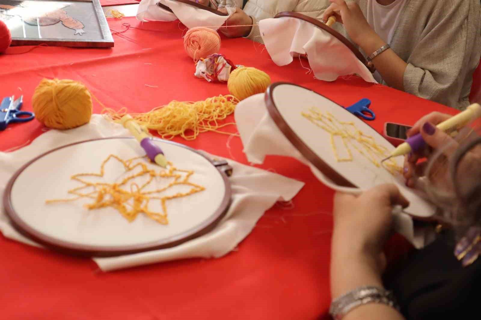 Kartal’da 8 Mart dayanışması: Emekçi kadınlar atölyelerde buluştu
