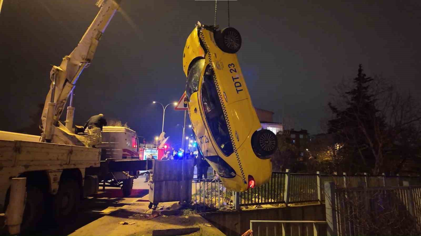 Kartal’da alkollü taksi sürücüsü 5 metrelik dereye uçtu
