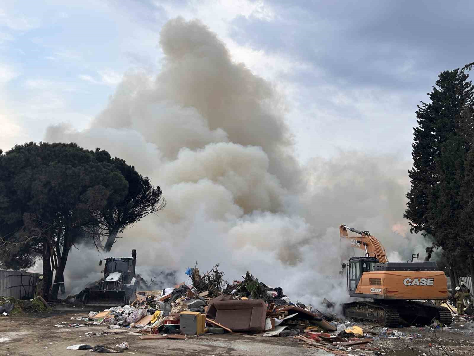 Kartal’da çöplük alanda korkutan yangın: Gökyüzü dumanlarla kaplandı
