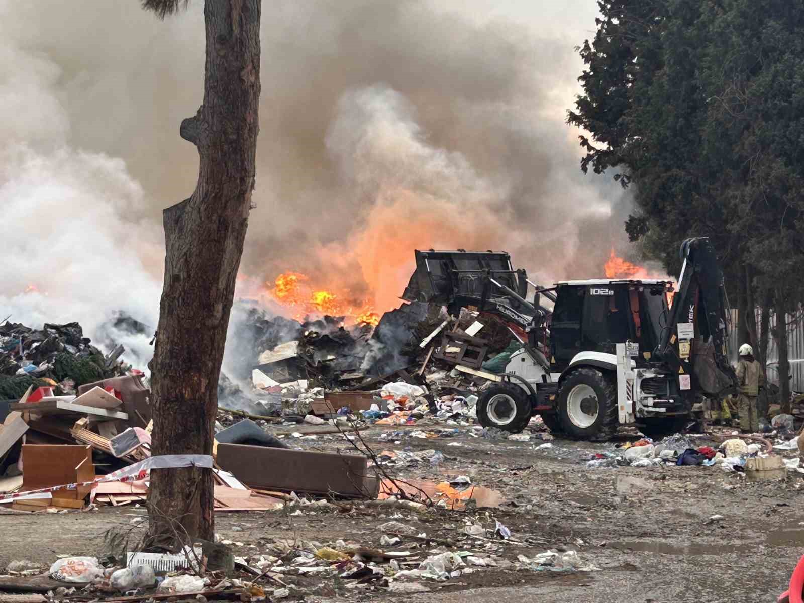 Kartal’da çöplük alanda korkutan yangın: Gökyüzü dumanlarla kaplandı
