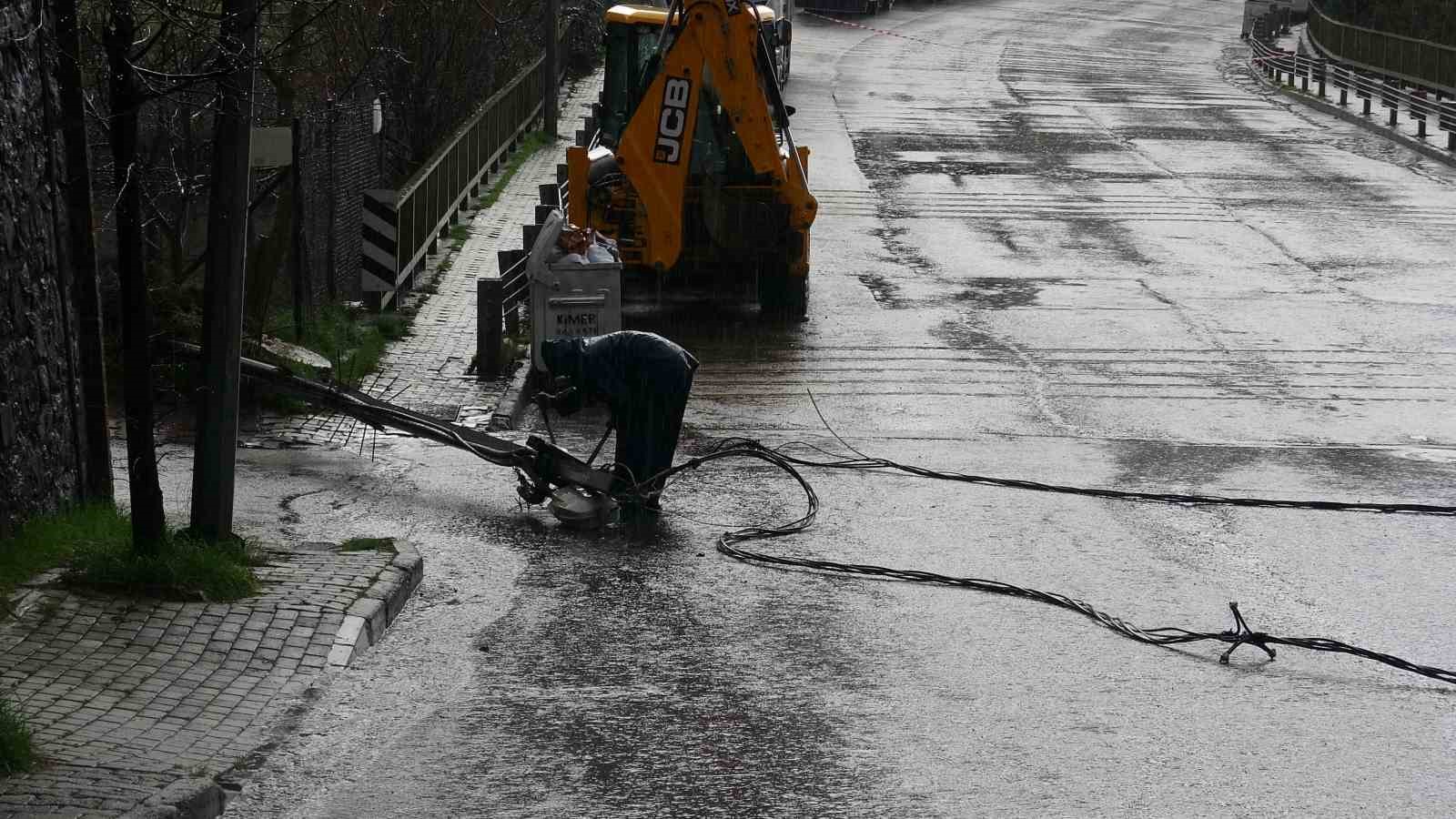 Kartal’da hafriyat kamyonu elektrik tellerine takıldı: Olay ucuz atlatıldı
