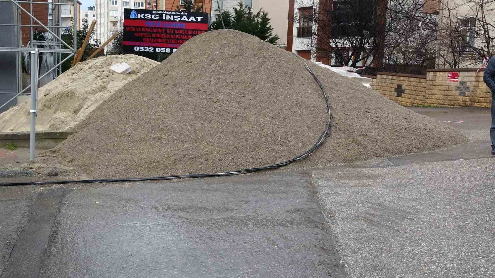 Kartal’da hafriyat kamyonu elektrik tellerine takıldı: Olay ucuz atlatıldı
