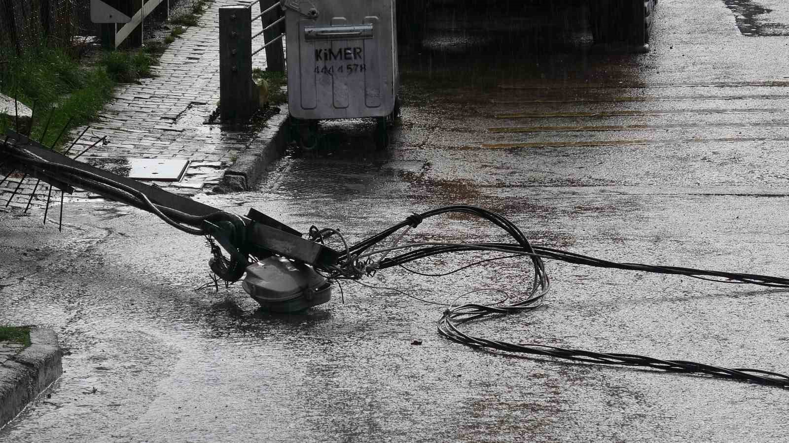 Kartal’da hafriyat kamyonu elektrik tellerine takıldı: Olay ucuz atlatıldı
