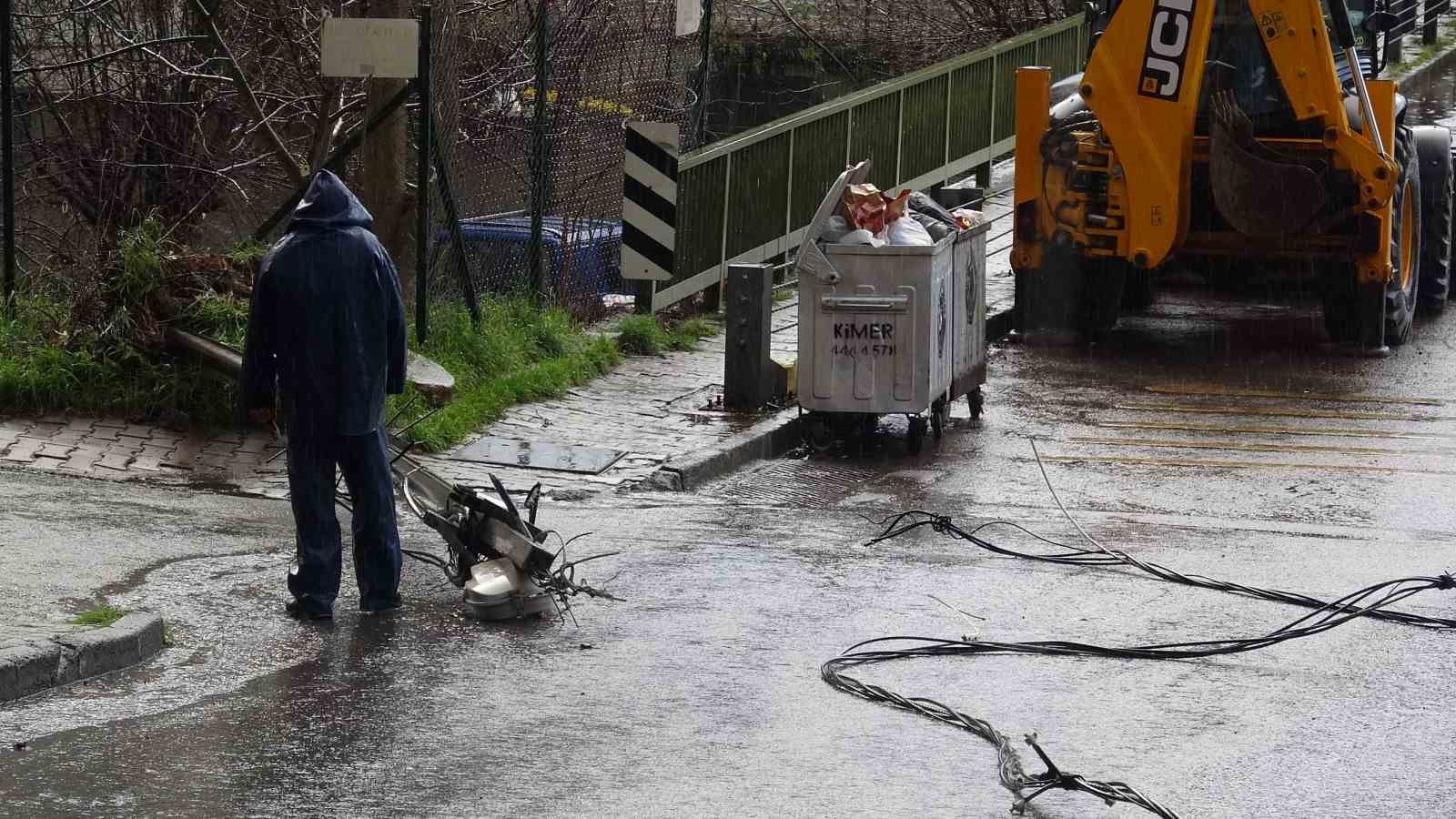 Kartal’da hafriyat kamyonu elektrik tellerine takıldı: Olay ucuz atlatıldı
